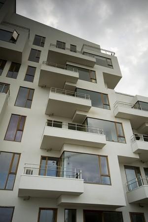 harbour In addition to providing unobstructed view sight lines for each unit, the design creates a variation in apartment types and the corresponding balconies Staggered projecting bays with corner