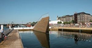 photo: Julien De Smedt photo: Julien De Smedt Harbour Bath Islands Brygge 9 2300 Copenhagen If you walk across Langebro on a sunny Saturday afternoon in summer, you ll see a very peculiar sight when