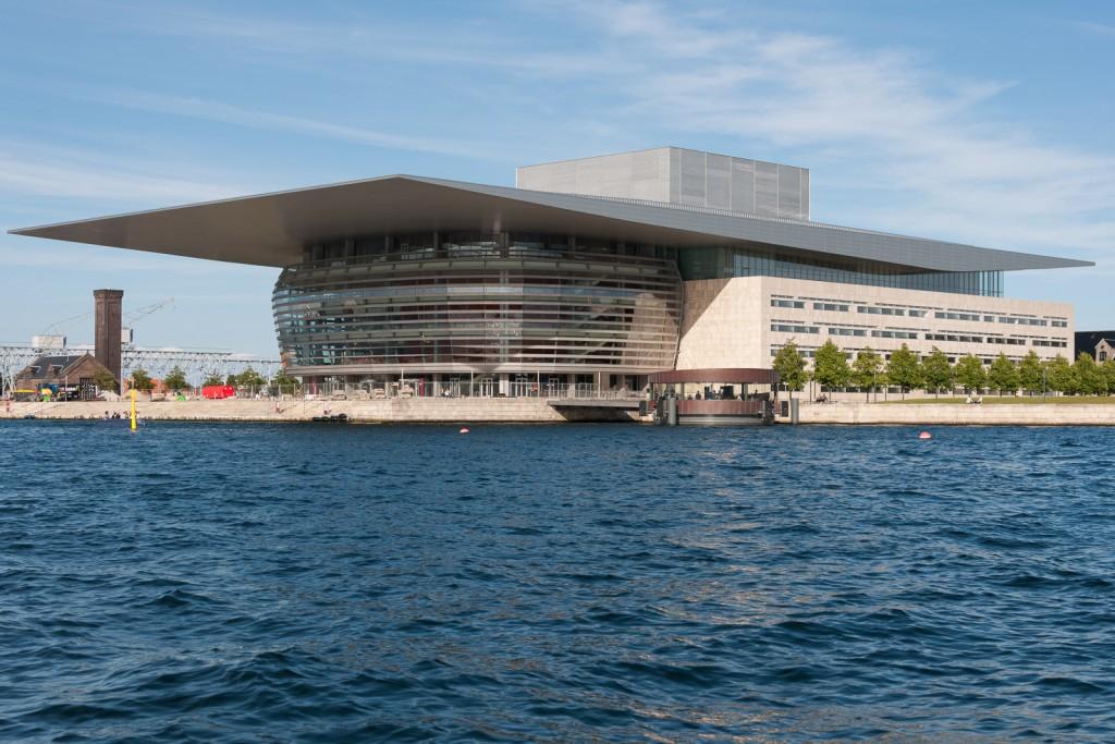 A 35 meter wide Arrival Plaza, covered by the 32 meter long cantilevered roof, welcomes the audience approaching by boat or from the wide harbor promenade New 17 meter wide canals have been dug on