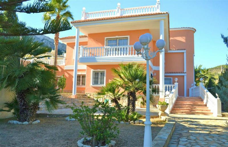 This prestigious villa of about 460m² has a fantastic view over the sea and is situated on a flat plot of 3.800m² with a mature garden trees.