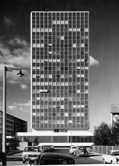 1959 1962: Expansion of the administrative building in Erlangen The Glass Palace, Erlangen 1962 Starting in 1955, Hans Maurer advised Siemens & Halske in all architecture-related matters.