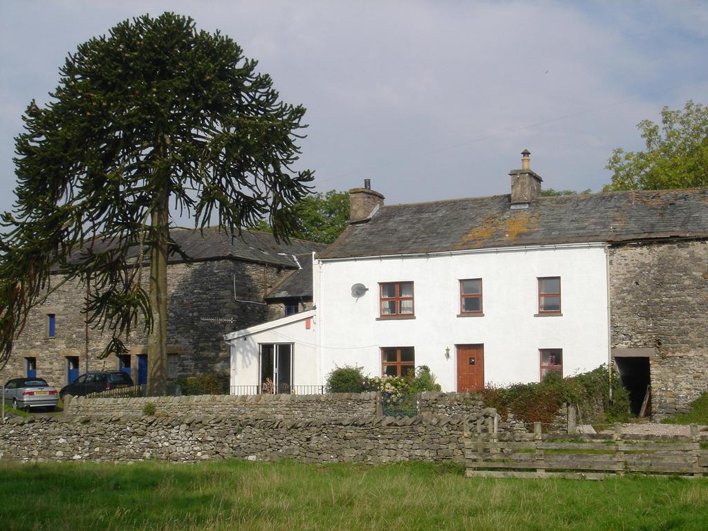 59 MainStreet Sedbergh, LA10 5AB Cobble Country Dales & Lakes. Town & CountryProperty Agents. Est. 1992 FOR SALE 123 Highgate Kendal, LA9 4EN 3 Bed Sedbergh farm house with barns and outbuildings.