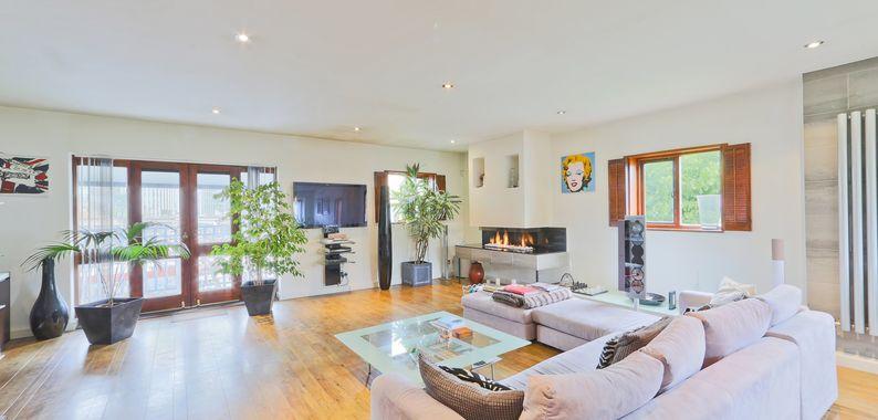 1,800,000 FOR SALE REF: 1926352 4 Bed, Complex House, Private Balcony & Shared Garden, 1 Allocated Parking Space Private Garage - Incredible Dock Views - Built in Remote Controlled Fireplace - End of