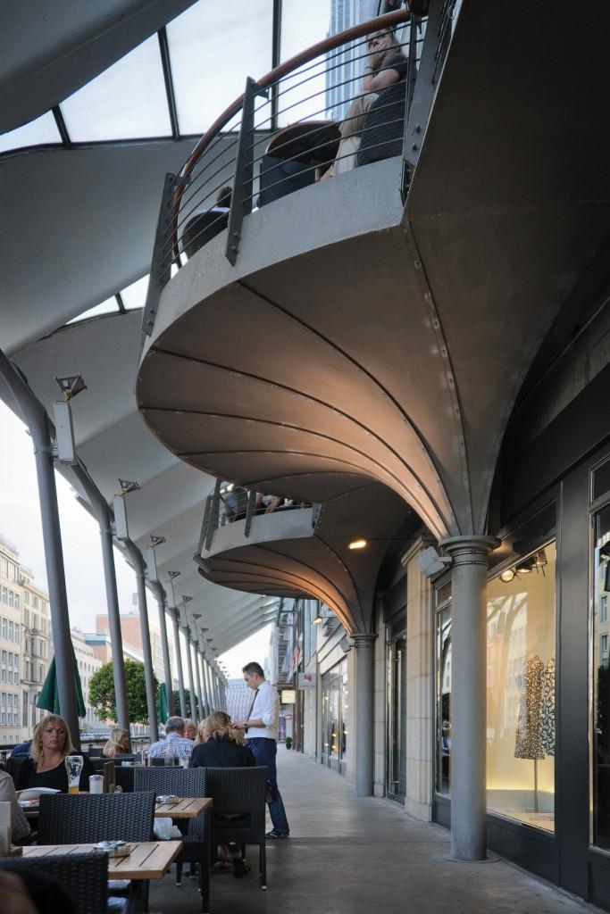 it's loftiness or it's generosity BRT's design, dating from 1998, has adopted the grace and form of the historical buildings, without merely copying them The theme of the old arcade is reinterpreted