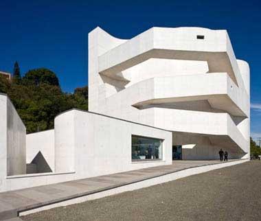 Siza chose white concrete as the main construction material as a means to establish a dialogue with modern Brazilian architecture.