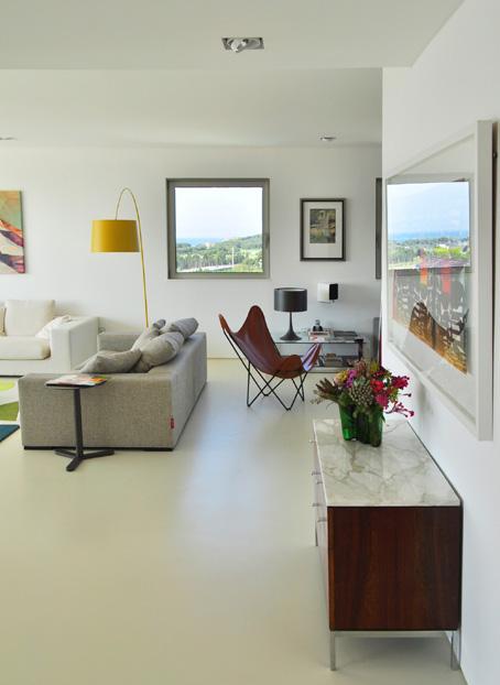 the living spaces to the terrace making the most of the natural light.