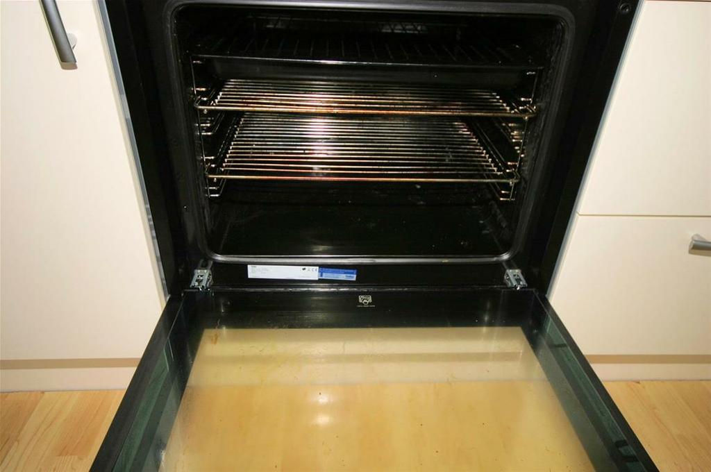 View of Oven Appliance: Left as picture shows, glass clean but shelves stained. Picture Illustrates. Should you require larger pictures then these can be emailed on request.