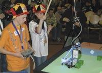 Enkadréiert vun Animateure vum Science Club kanns du an enger Grupp e Roboter bauen.