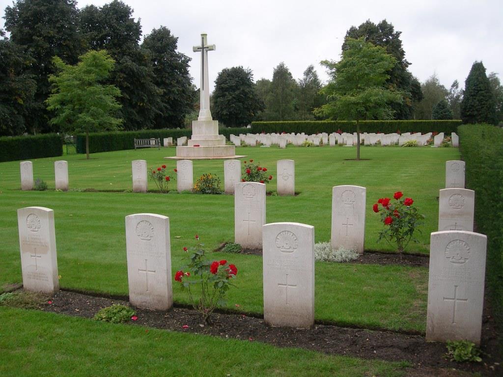 Earlham Road Cemetery, Norwich, Norfolk, England Earlham Road Cemetery, Norwich contains 533 Commonwealth War Graves.