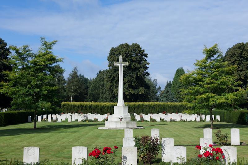 Nearly half of the 1914-1918 burials are to be found in two military plots; one in the North-Eastern part and the other in the Western part of the burial ground.