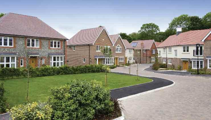 Centurion Fields, Mid Lavant Trinity Mews, Henley-on-Thames THE OAKFORD HOMES APPROACH TO HOME BUILDING Award-winning Oakford Homes work closely with highly regarded architects and interior designers