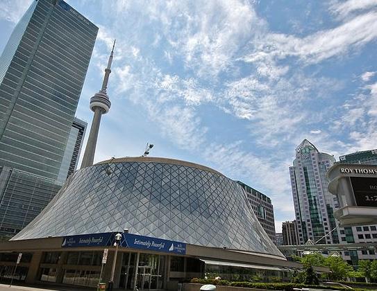 In proximity to the Theatre District, Scotiabank Cinema, Harbourfront, and the Rogers Centre, and around the corner from some of the City s finest restaurants, this truly is living in the centre of