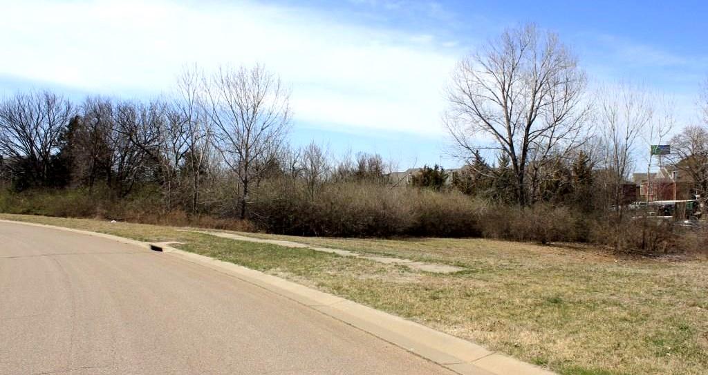 Lot 285 SW Woodbridge Dr, ABSOLUTE Selling with NO RESERVE Located close to I-70 and SW Wanamaker. This.