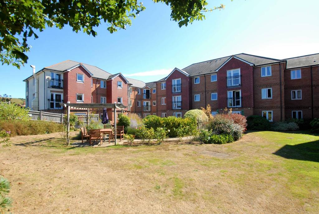 This 1 st floor apartment offers smartly presented 1 bedroom accommodation with a generous living room with Juliet
