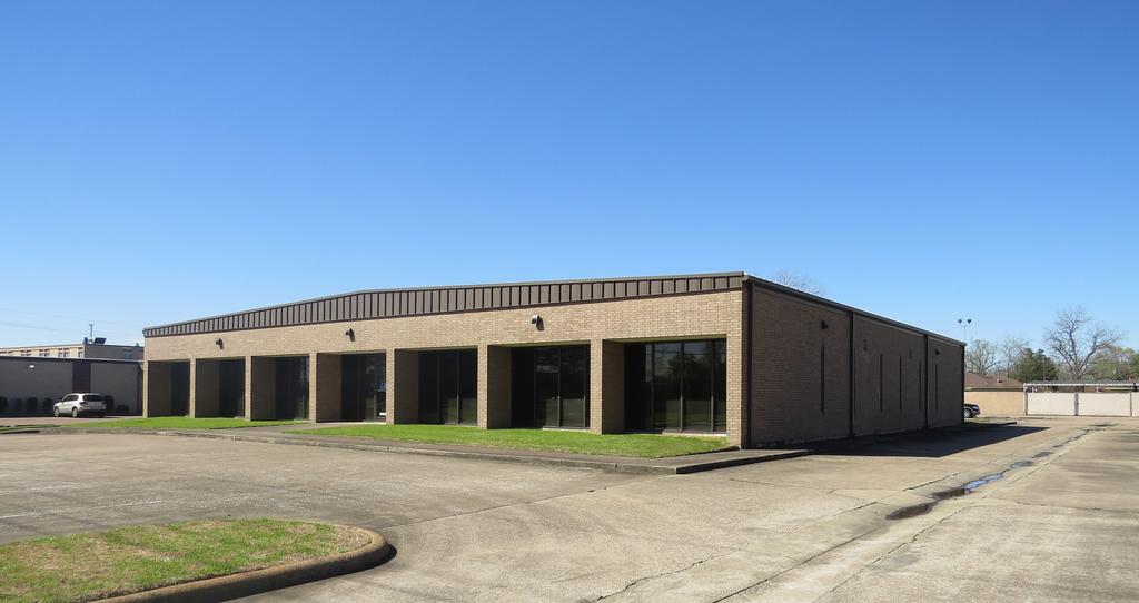 3120 FANNIN STREET BEAUMONT, TEXAS 77701 PROPERTY FEATURES: 10,623 SF office building Underground electric Situated on 1.