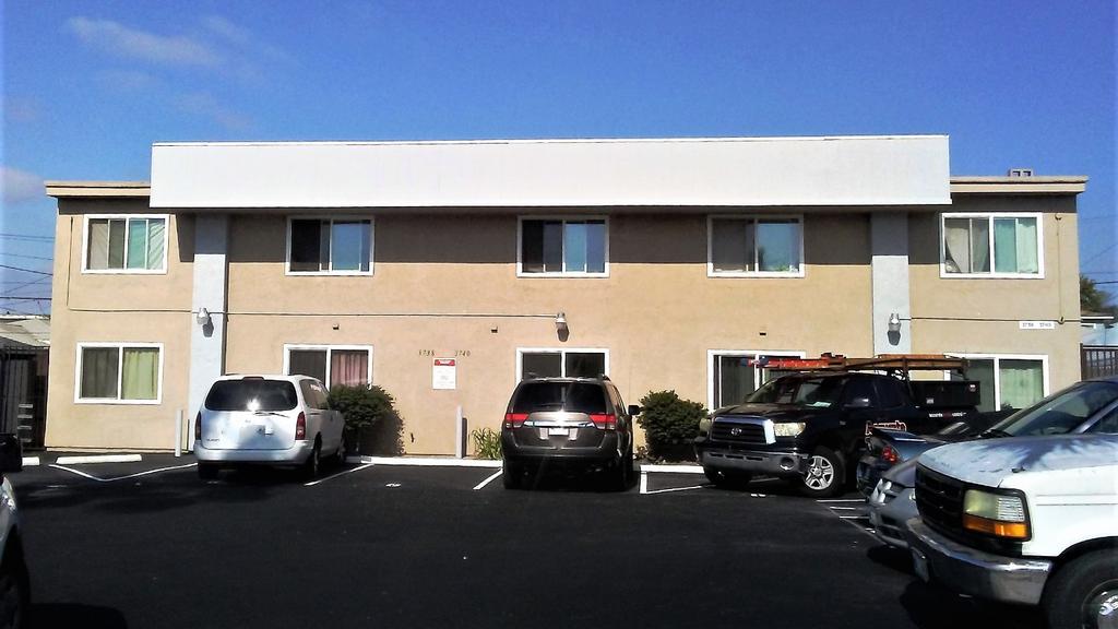 Single Oak Realty is pleased to present this great investment opportunity to own an 11-unit apartment building in City Heights.