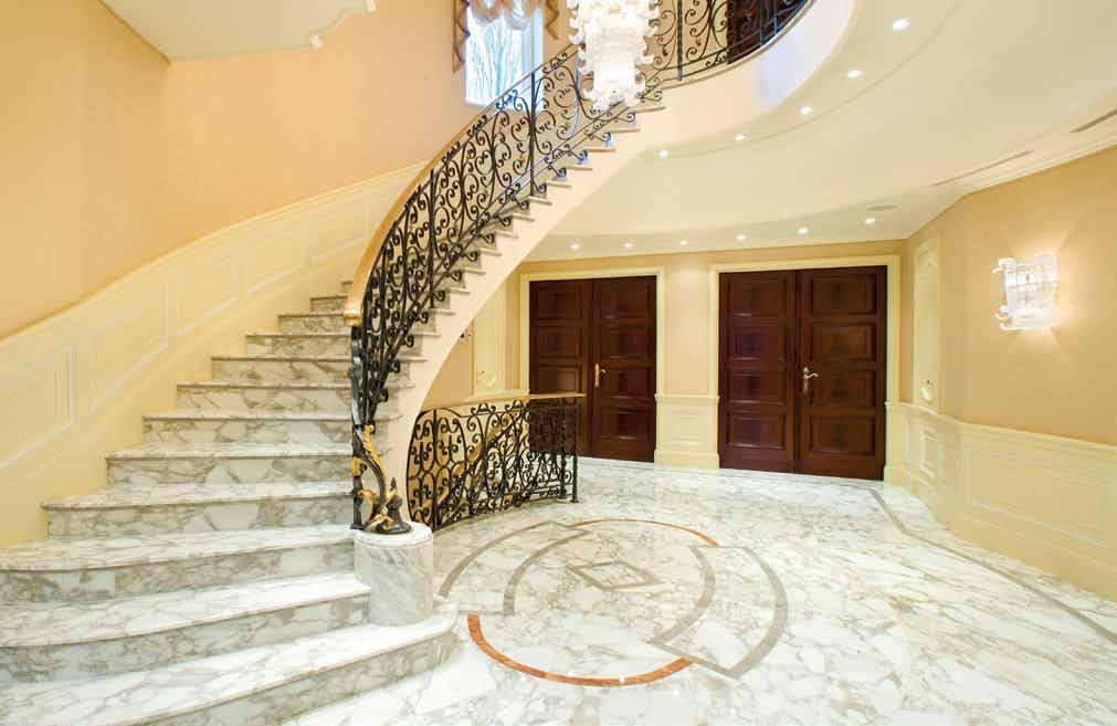4 5 A dramatic entrance An impressive entrance hall with sweeping marble and wrought
