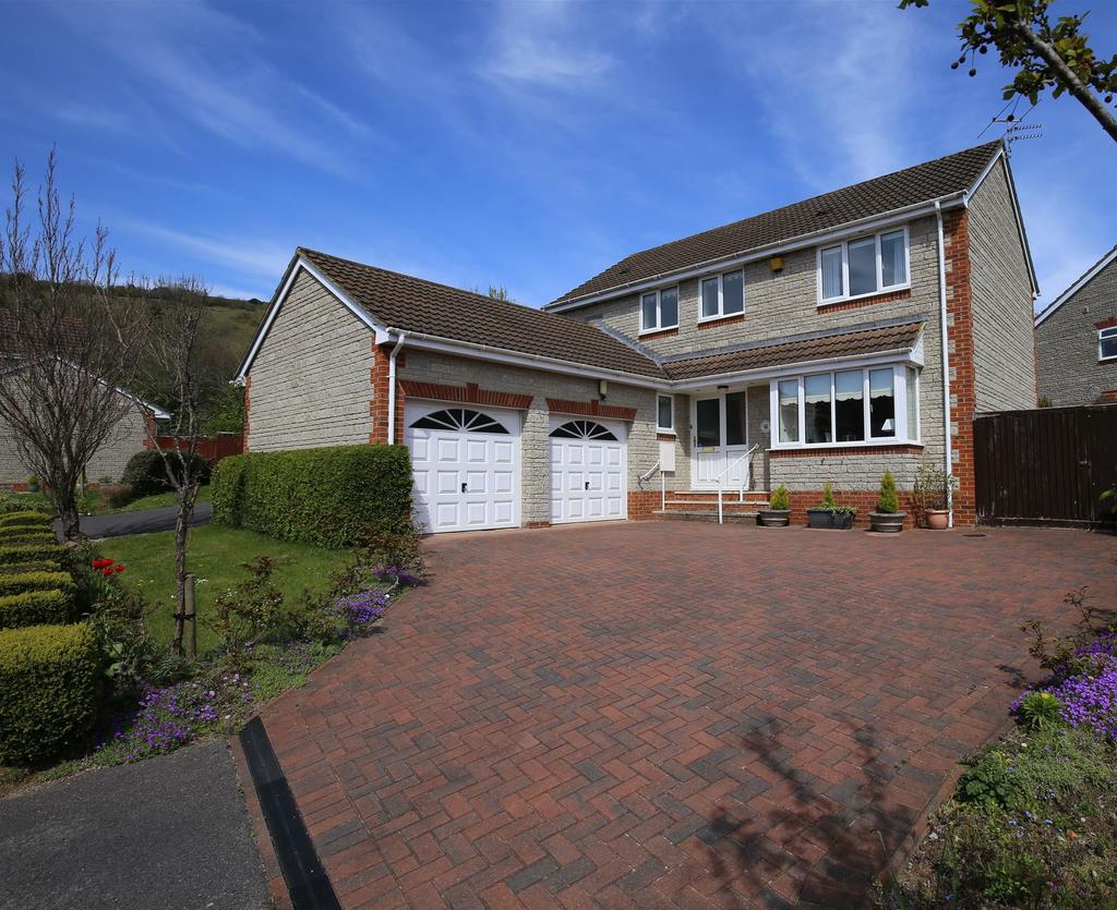 11 Farthing Combe, Axbridge, Somerset BS26 2DR 365,000 A lovely, light and airy