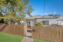 Single lock up garage. Land size: 658m2 5 1 1 Price: $585,000 SHORTLAND, 45 Marsden Street ACREAGE WITH CITY CONVENIENCE 3 1 1 Price: $565,000 This property is an acreage of 2.