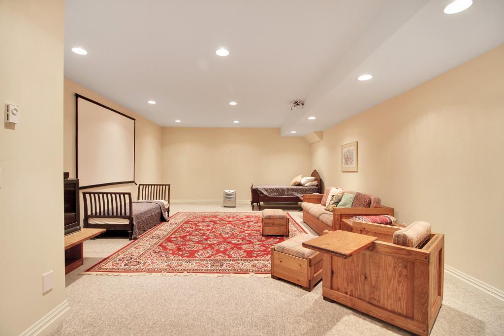 The space has been defined with an entertainment area / media area, a sitting area plus a