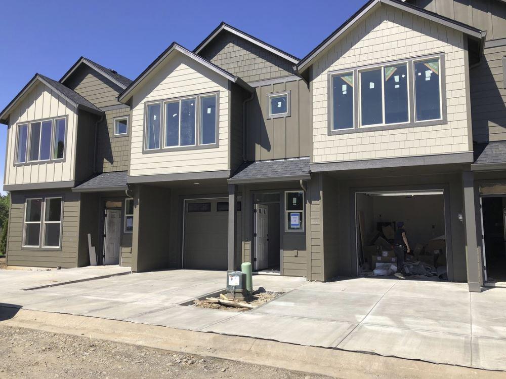Sale Comparables 5806 NE 72ND AVE Vancouver, WA 98661 SALE DATE 8/16/2018 PRICE/SF $176 SALE PRICE $5,250,000 # OF UNITS 19 CAP RATE 5.