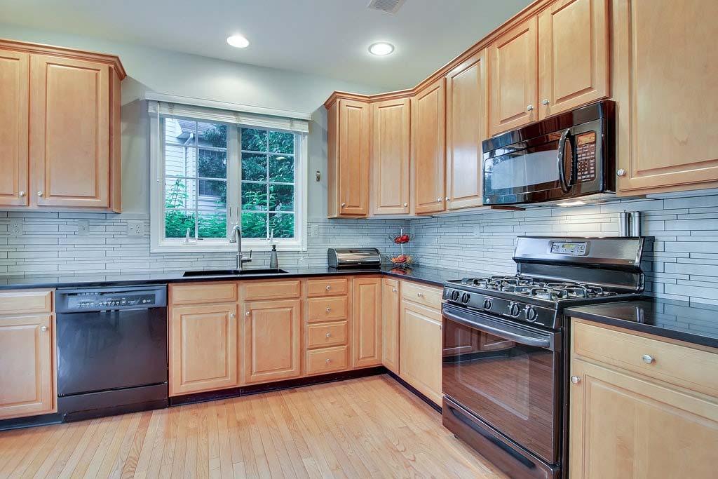 116 Patriot Hill Drive Kitchen 16 X 13, with Breakfast Room: The eat-in kitchen boasts 42 maple