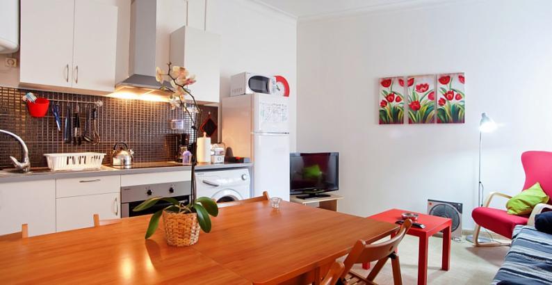 LARGE ACCOMMODATION FOR UP TO TEN PEOPLE IN BARCELONA Description Price / night from 95 Price / month from - This modern and spacious apartment in Barcelona is located in the Eixample district in a