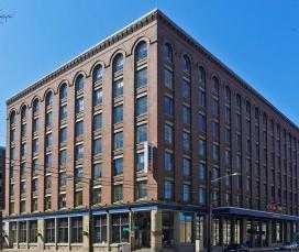 Seattle, WA 980 6,000 SF: Floors Built 909 Top Floor: 0 Ceilings Shared Amenities Superior Location Located in Seattle s Pioneer Square Adjacent to the new waterfront Close to fabulous restaurant and