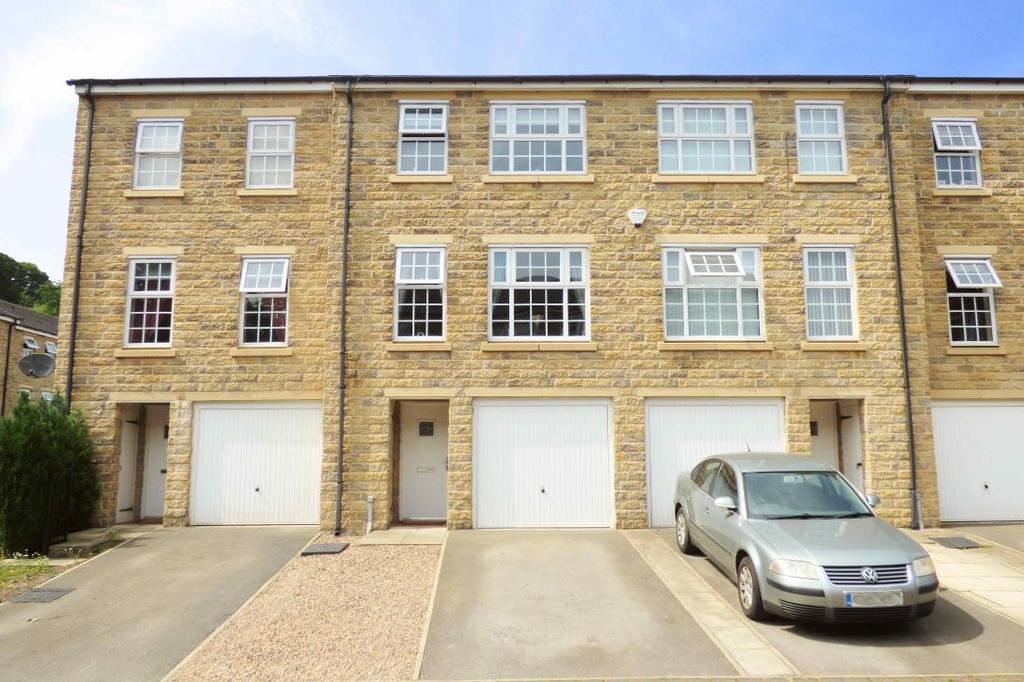 MaRsh & MaRsh properties 8 Broadacres, Bailiff Bridge, HD6 4DB Offers Around: 179,950 A rare treat is on offer with this immaculately presented modern town house.