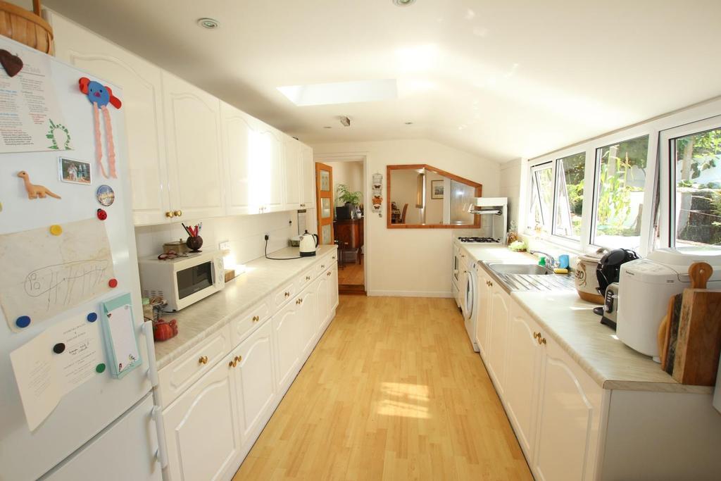 Kitchen 15 8 x 9 Fitted with a range of white wood fronted floor and wall units with marble effect worksurfaces incorporating