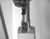 Noodsystemen Elektrische noodverlaging Indien de handbediening weigert, kan men de hefboom laten zakken door de drukschakelaar te gebruiken. Deze bevindt zich aan de voorzijde van de bedieningskast.