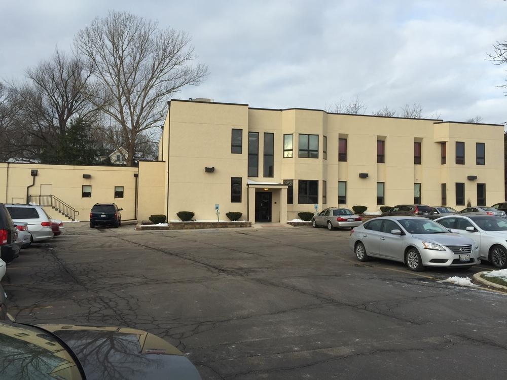 LEASE OVERVIEW AVAILABLE SF: LEASE RATE: 1,000-2,200 SF $7.00-17.00 SF/Yr (ModiOed-Gross) PROPERTY DESCRIPTION The building has been remodeled with a great Pow and enjoyable colors.