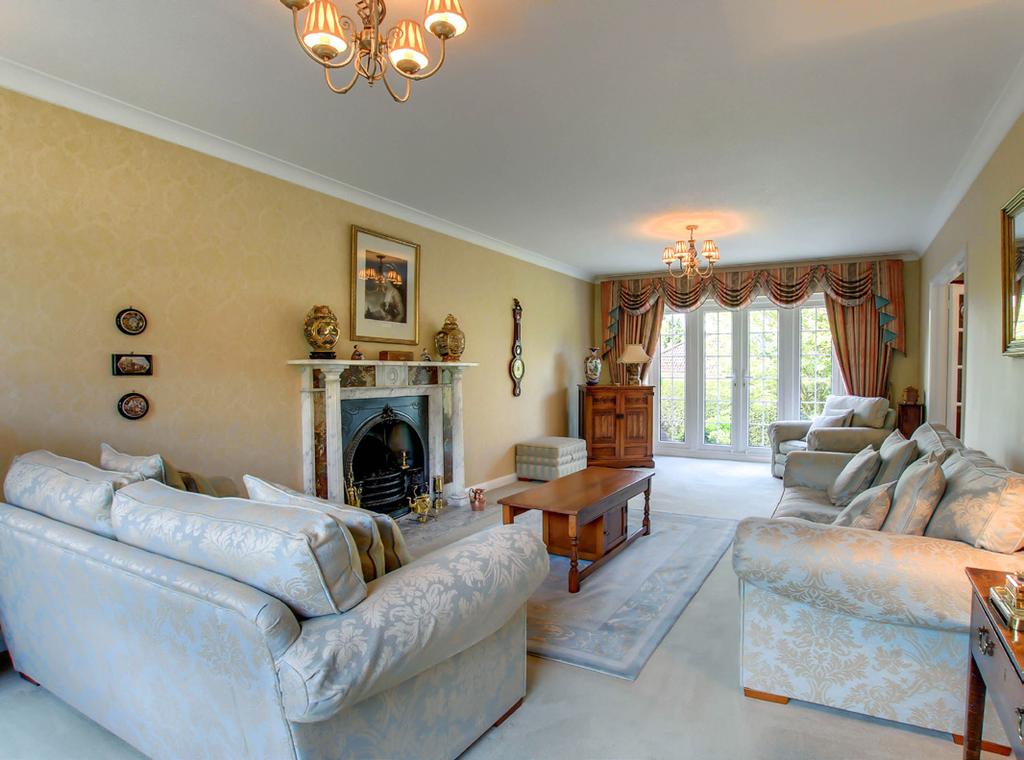 3 The Hemmings l Shootersway l Berkhamsted l Hertfordshire A superbly presented five double bedroom