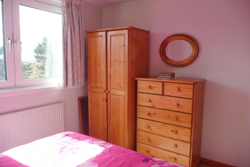 The bedroom also has a fitted carpet, centre ceiling light with dimmer, a