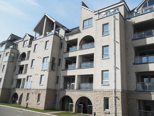 49 THE MALTINGS, VICTORIA STREET, CARNOUSTIE DD7 7LF OFFERS AROUND 168,000 This is a superb, SECOND FLOOR APARTMENT & BALCONY which forms part of a contemporary style development, built to a high