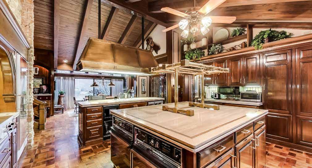 eat-in kitchen - The home s kitchen is every chef s dream.