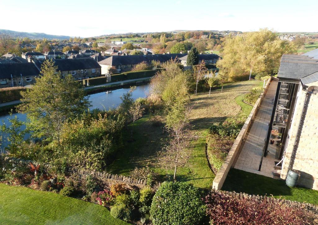 Airedale Mills, Bingley, BD16 3HW Exceptionally well presented second floor apartment with views over the Leeds/Liverpool canal and over the Aire Valley.
