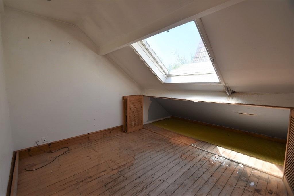 Bedroom 4-10 9 x 8 11 (3.28m x 2.72m) Large skylight to side, storage to the eaves, spotlights.