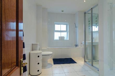 60m) LUXURY BATHROOM: White suite. Panelled bath.
