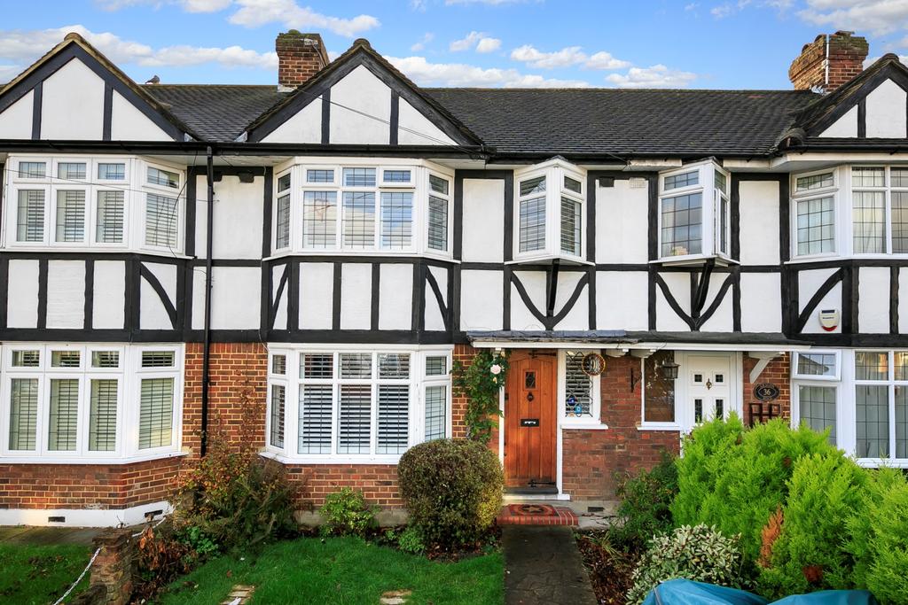 NORTH KINGSTON 749,950 * FREEHOLD ARAGON ROAD, KINGSTON-UPON-THAMES, SURREY, KT2 5QE An EXTENDED 1930s TUDOR STYLE HOUSE with a traditional front lounge and an expanded contemporary rear